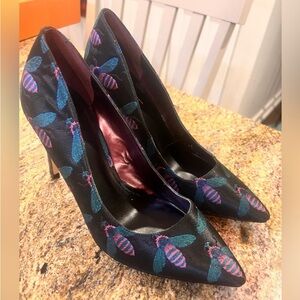 Nine West Tatiana Bee print pointy toe stilettos